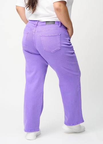 Loose jeans for women in purple, color Lavenders. Back view on a plus-size model, showing the overall relaxed fit.