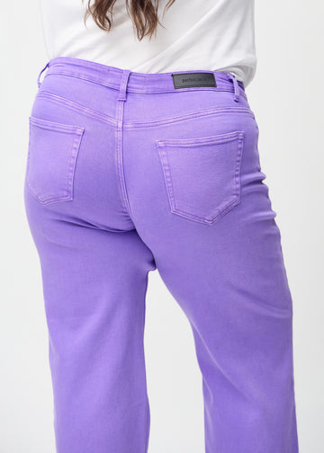 Loose jeans for women in purple, color Lavenders. Close-up from behind on a plus-size model, showing the fit and details.