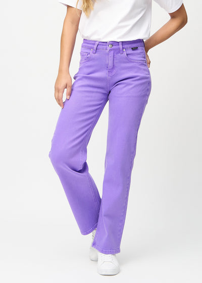 Loose jeans for women in purple, color Lavenders. Front view on a model, showing the roomy, wide-leg fit.