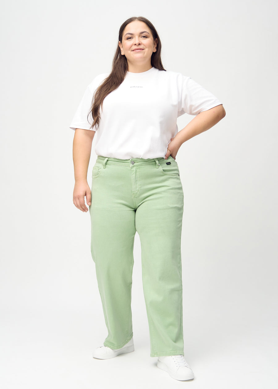 Loose jeans for women in light green, color Mints. Full-length view of a plus-size model wearing the loose-fit jeans.