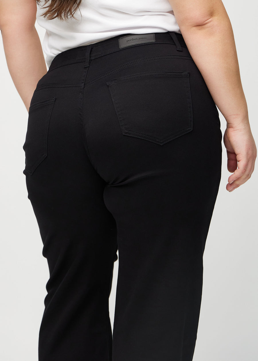 Loose jeans for women in black, color Ravens. Close-up from behind on a plus-size model, showing the fit and details.
