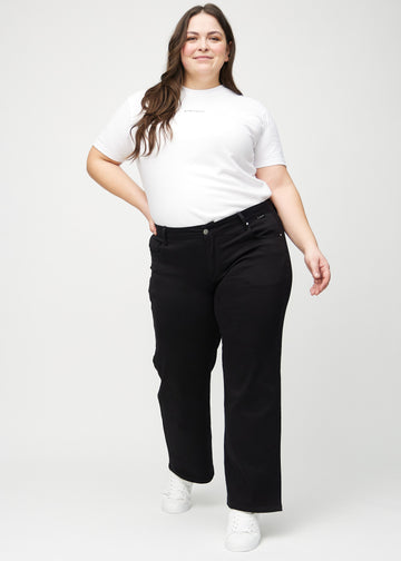 Loose jeans for women in black, color Ravens. Full-length view of a plus-size model wearing the loose-fit jeans.