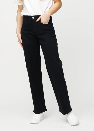 Black loose jeans, model name Ravens, which are loose-fitting with plenty of width in the legs, seen from the front.