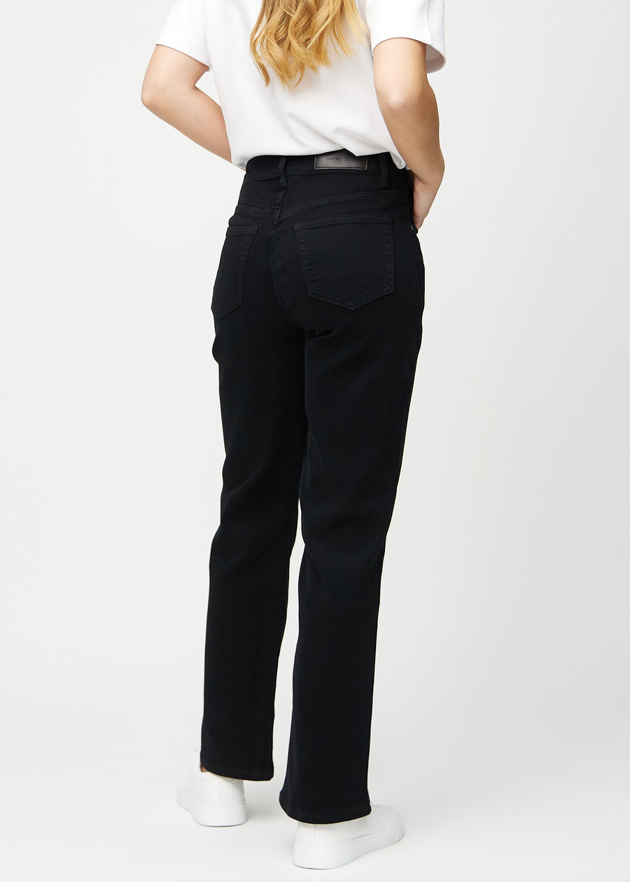 Loose jeans for women in black, color Ravens. Back view on a model, showing the overall relaxed fit.