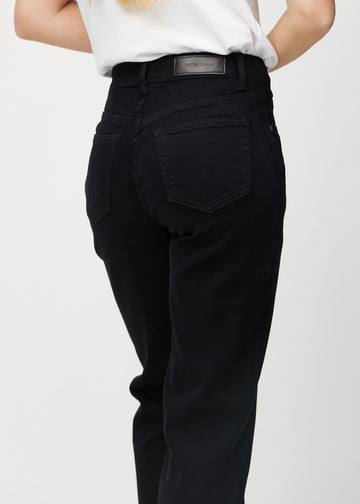 Loose jeans for women in black, color Ravens. Close-up from behind on a model, showing the fit and details.