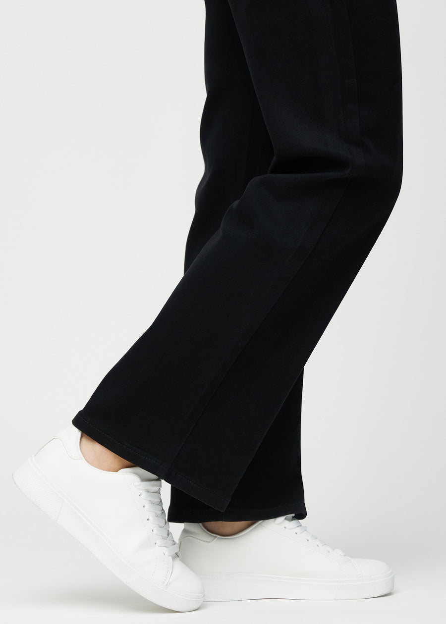 Loose jeans for women in black, color Ravens. Close-up at the ankles on a model, showing the wide leg openings.