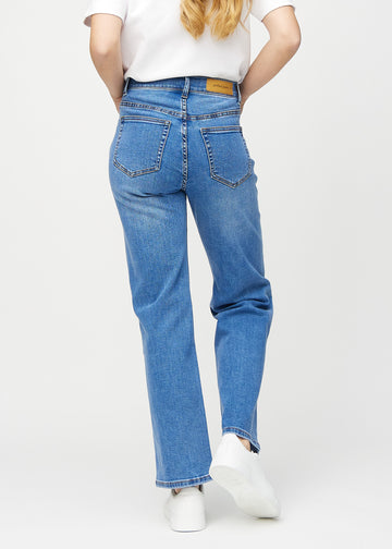Loose jeans for women in blue, color Rivers. Back view on a model, showing the overall relaxed fit.
