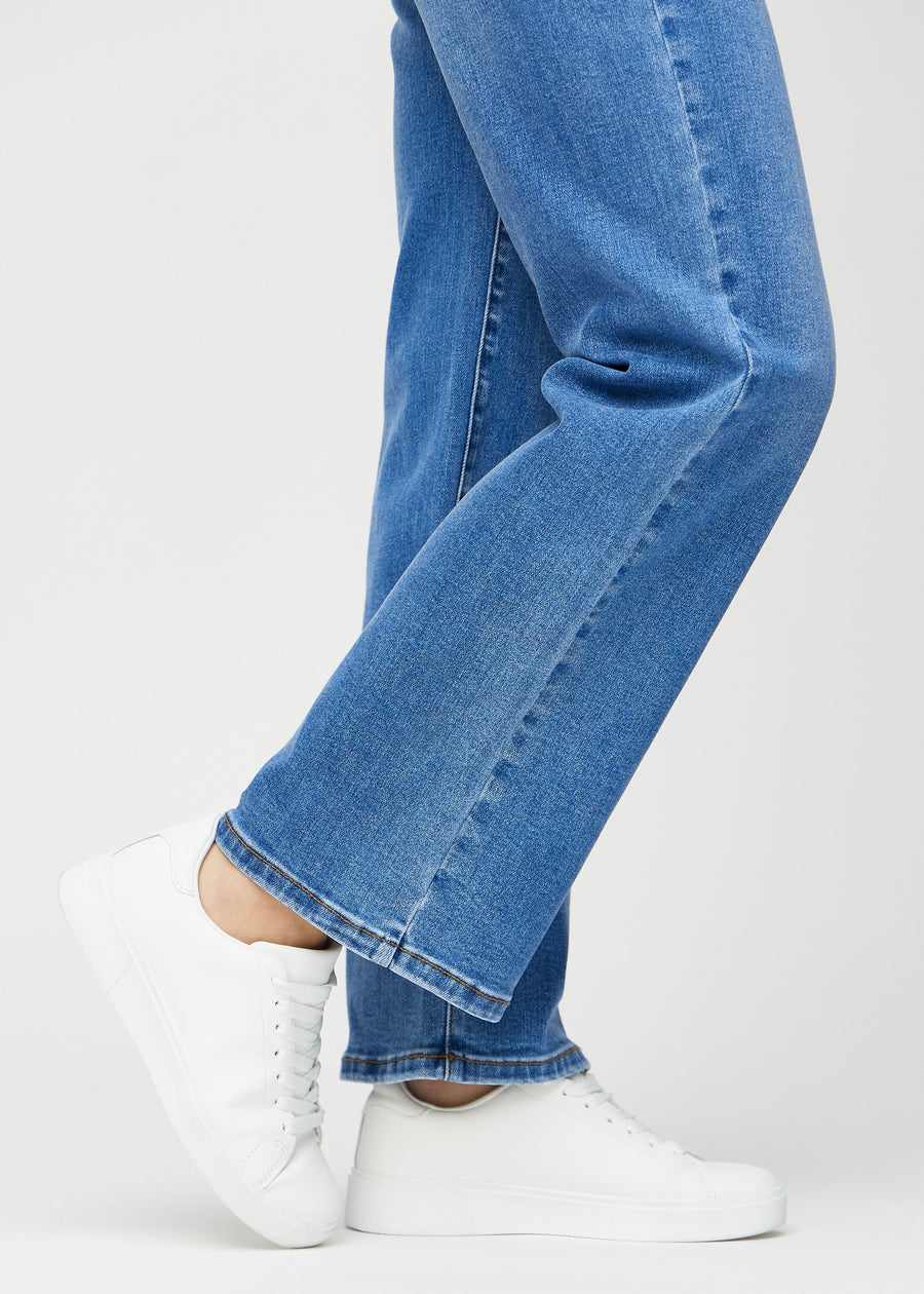 Loose jeans for women in blue, color Rivers. Close-up at the ankles on a model, showing the wide leg openings.