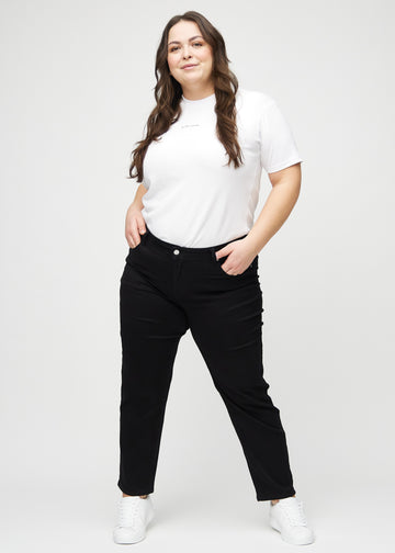 Regular jeans for women in black, color Ravens. Full-length view of a plus-size model wearing the jeans.