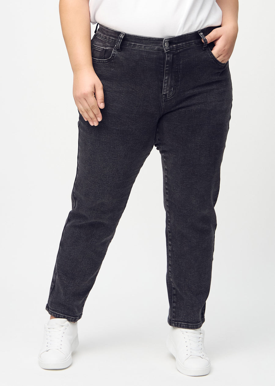 Regular jeans for women in dark grey, color Shadows. Front view on a plus-size model, showing the classic straight-leg fit.
