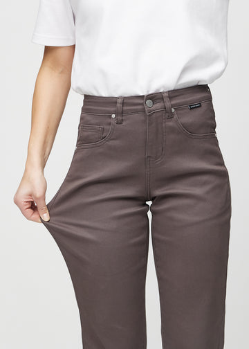 Regular jeans for women in grey-brown, color Thunders. A model stretches the fabric at the thigh to show its stretch.