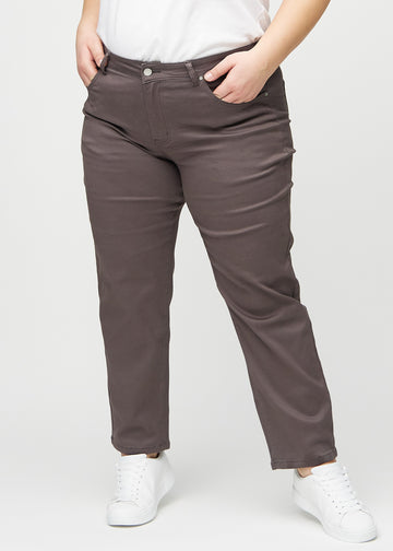 Regular jeans for women in grey-brown, color Thunders. Front view on a plus-size model, showing the classic straight-leg fit.