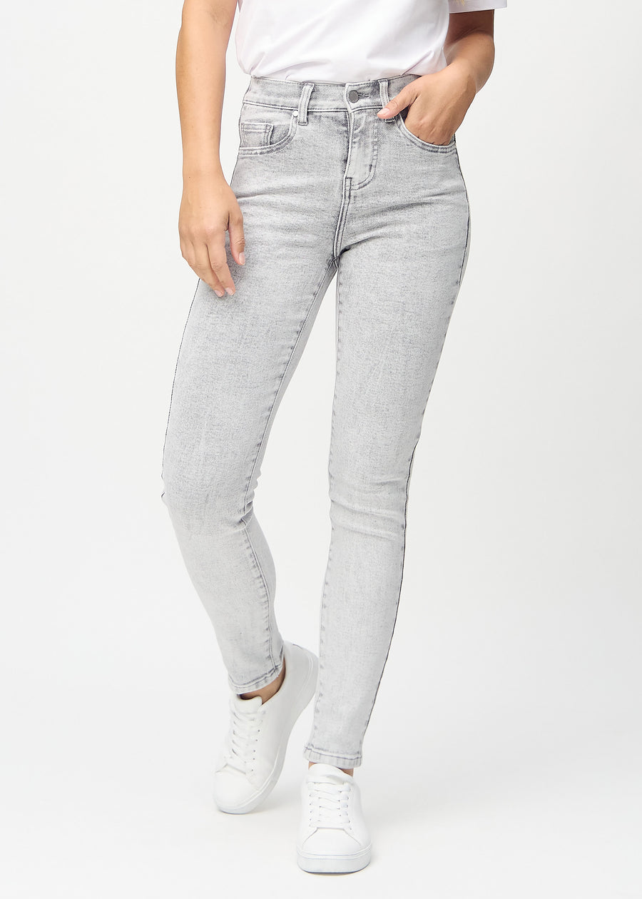 Skinny jeans for women in light grey, color Ashes. Front view on a model, showing the close fit through the legs.
