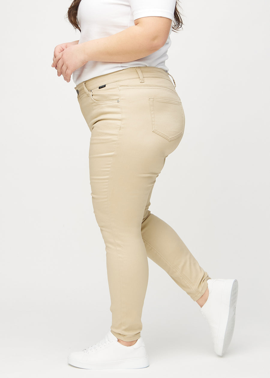 Skinny jeans for women in beige, color Gazelles. Side view on a plus-size model.
