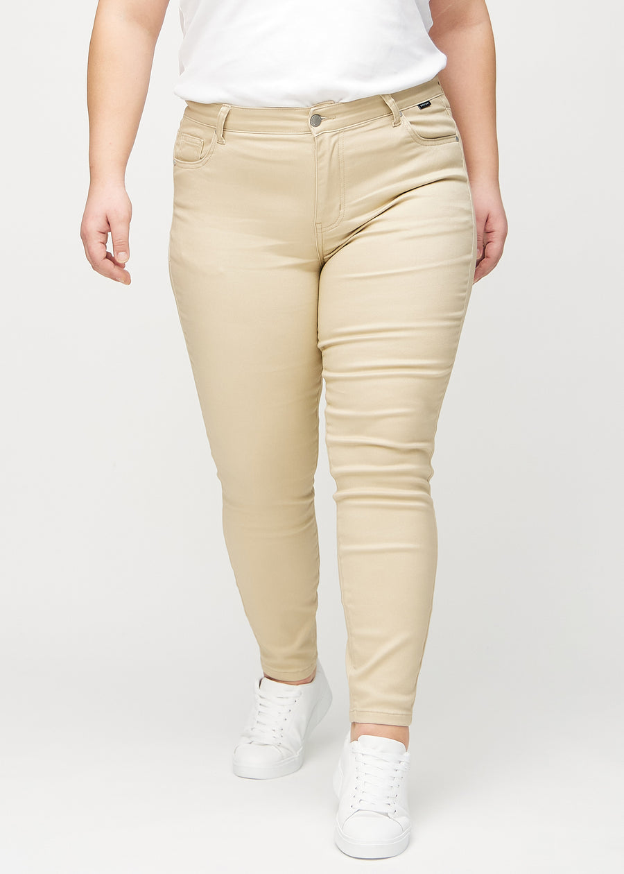 Skinny jeans for women in beige, color Gazelles. Front view on a plus-size model, showing the close fit through the legs.
