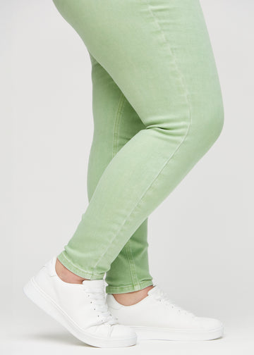 The ankles of a plus-size model, so you can see how tightly the jeans fit.
