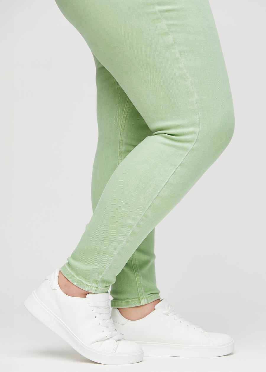 The ankles of a plus-size model, so you can see how tightly the jeans fit.