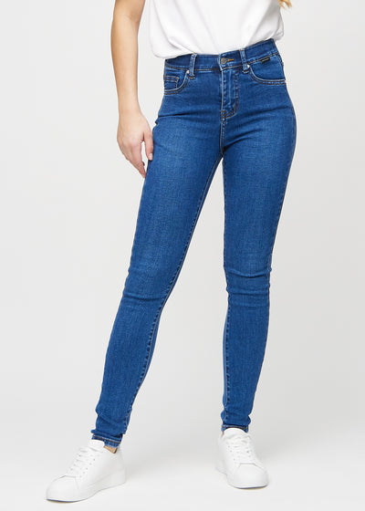 Dark denim skinny jeans, model name Oceans, which fits tightly along the leg, seen from the front