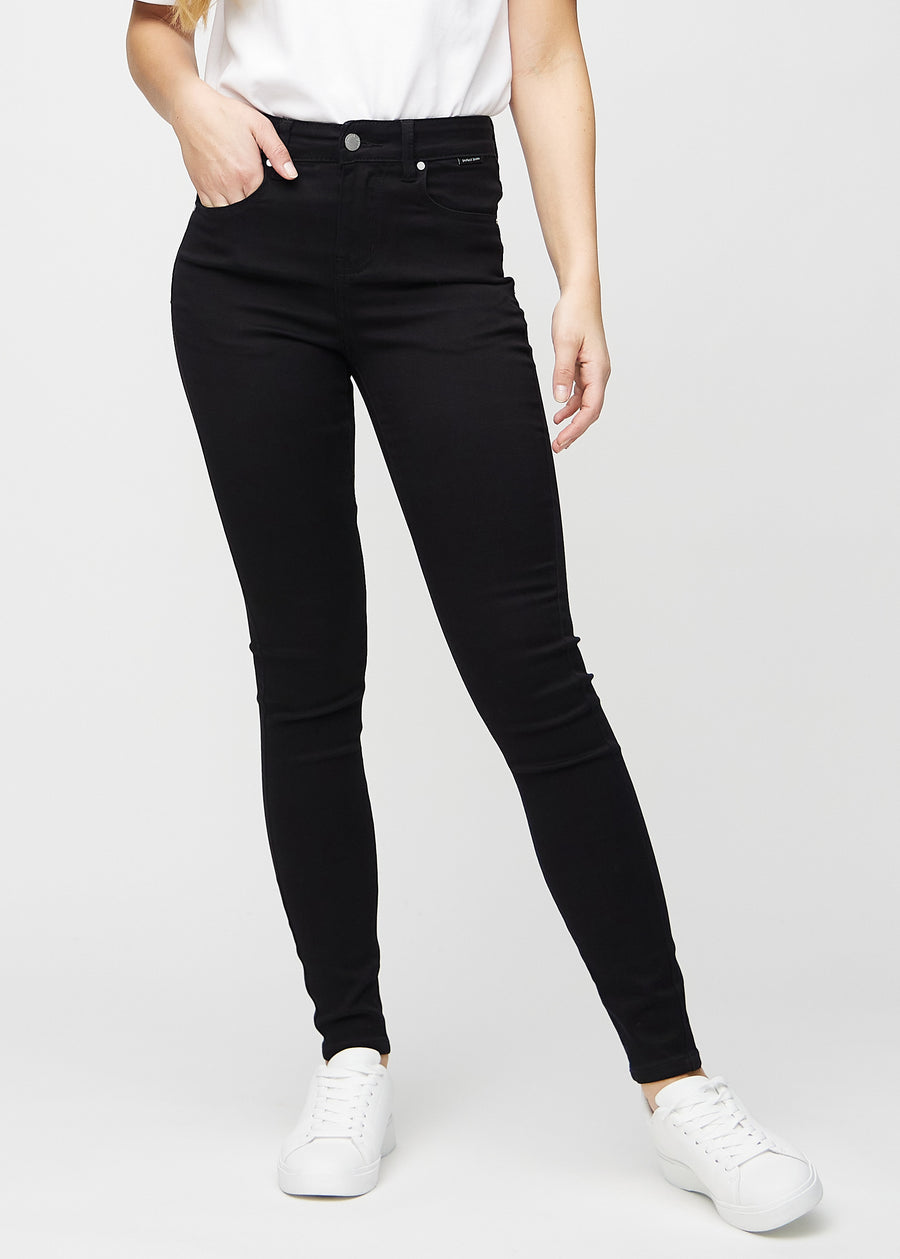 Skinny jeans for women in black, color Ravens. Front view on a model, showing the close fit through the legs.