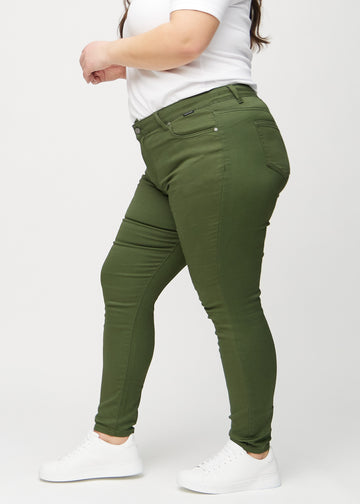 Skinny jeans for women in dark green, color Renewals. Side view on a plus-size model.