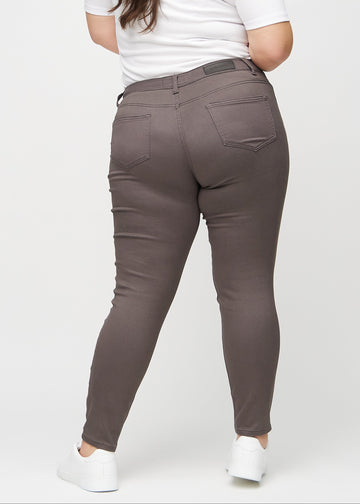 Skinny jeans for women in grey brown, color Thunders. Back view on a plus-size model, showing the full fit.