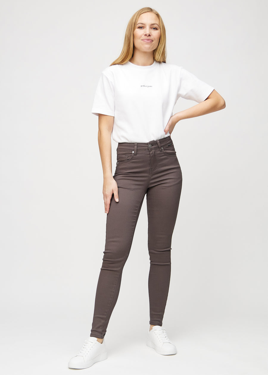 Skinny jeans for women in grey brown, color Thunders. Full-length view of a model in the jeans.