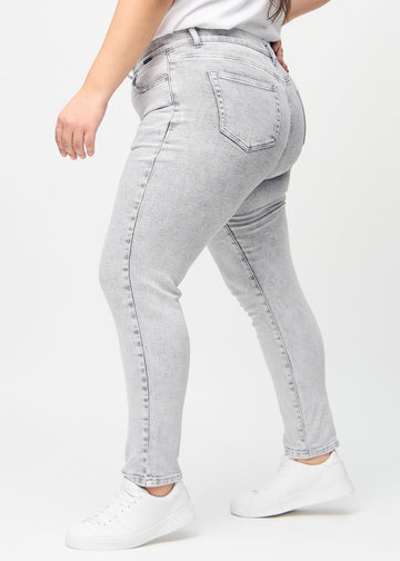 Slim jeans for women in light grey, color Ashes. Side view on a plus-size model.