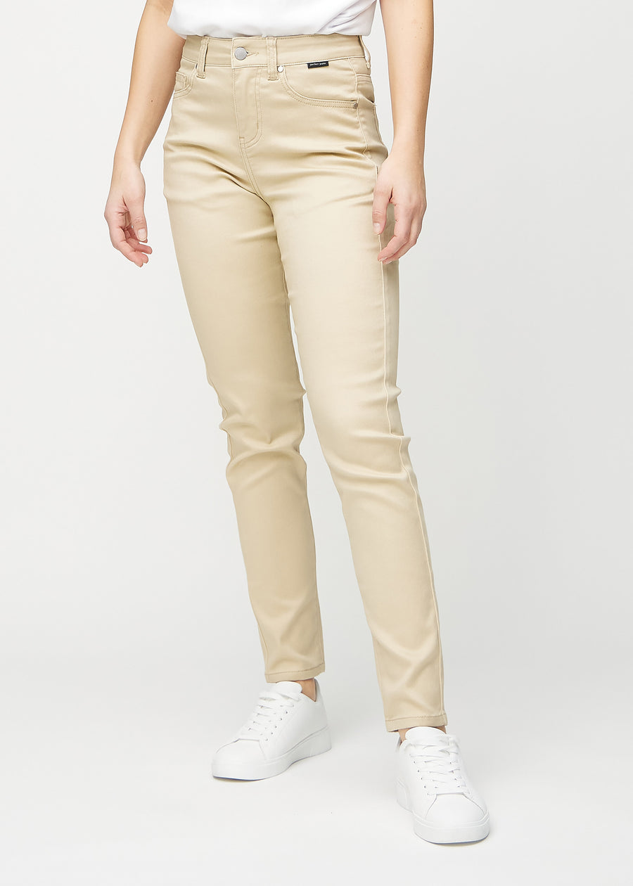 Beige slim jeans, model name Gazelles, which fits closely to the leg, though slightly looser at the ankle, seen from the front.
