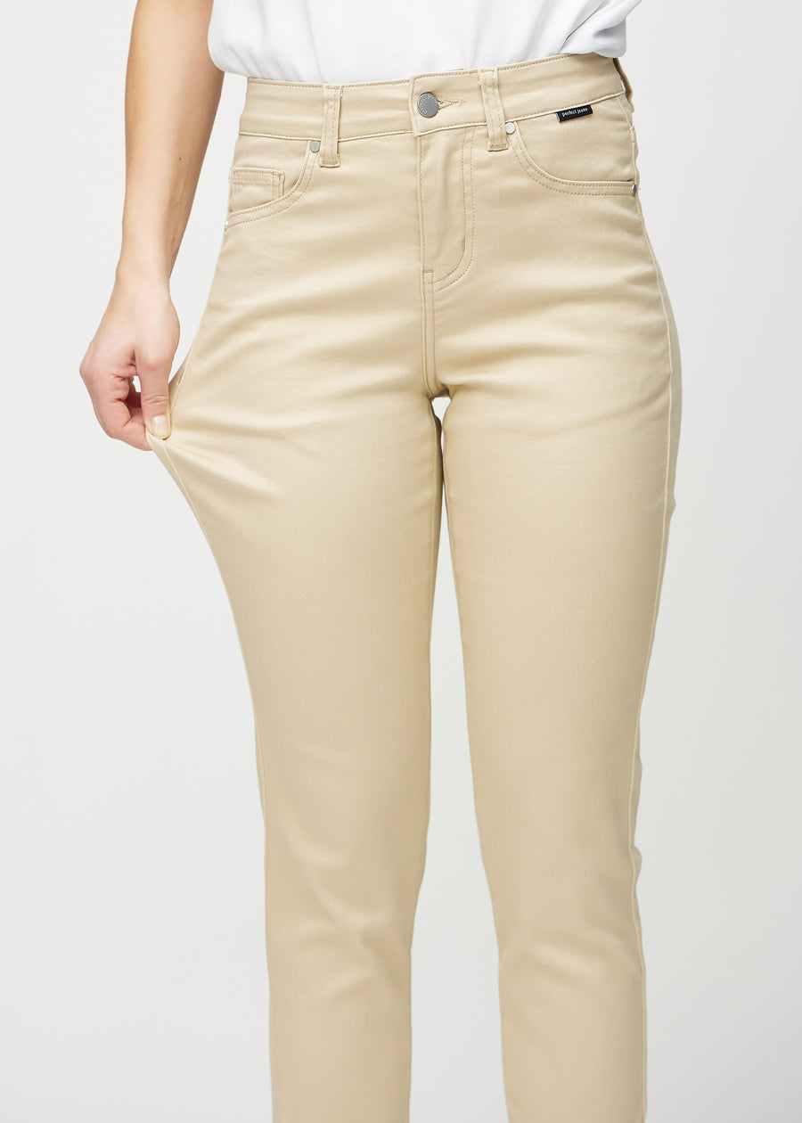 The model stretches the jeans at the thigh to show the stretch.