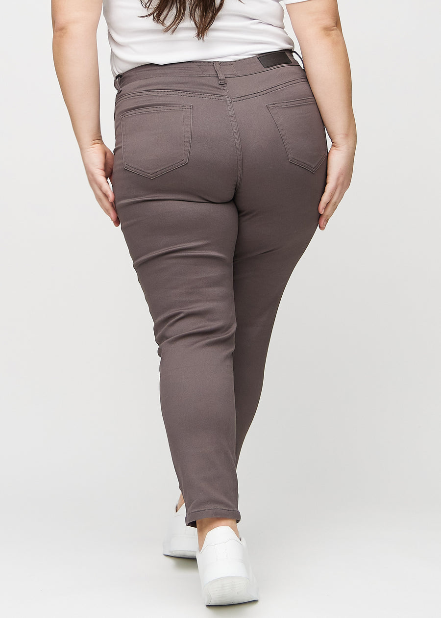 Slim jeans for women in grey-brown, color Thunders. Back view on a plus-size model, showing the overall fit.