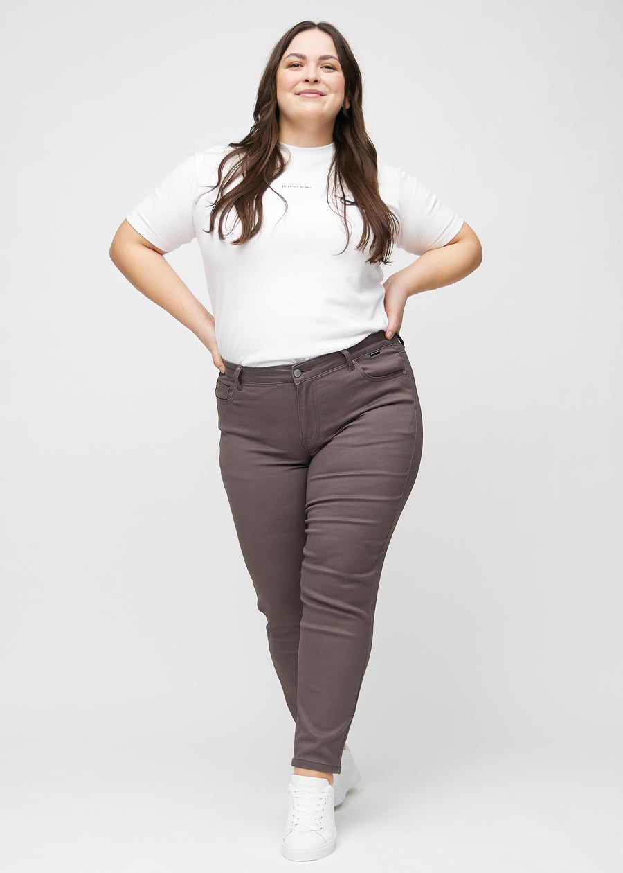 Slim jeans for women in grey-brown, color Thunders. Full-length view of a plus-size model wearing the jeans.