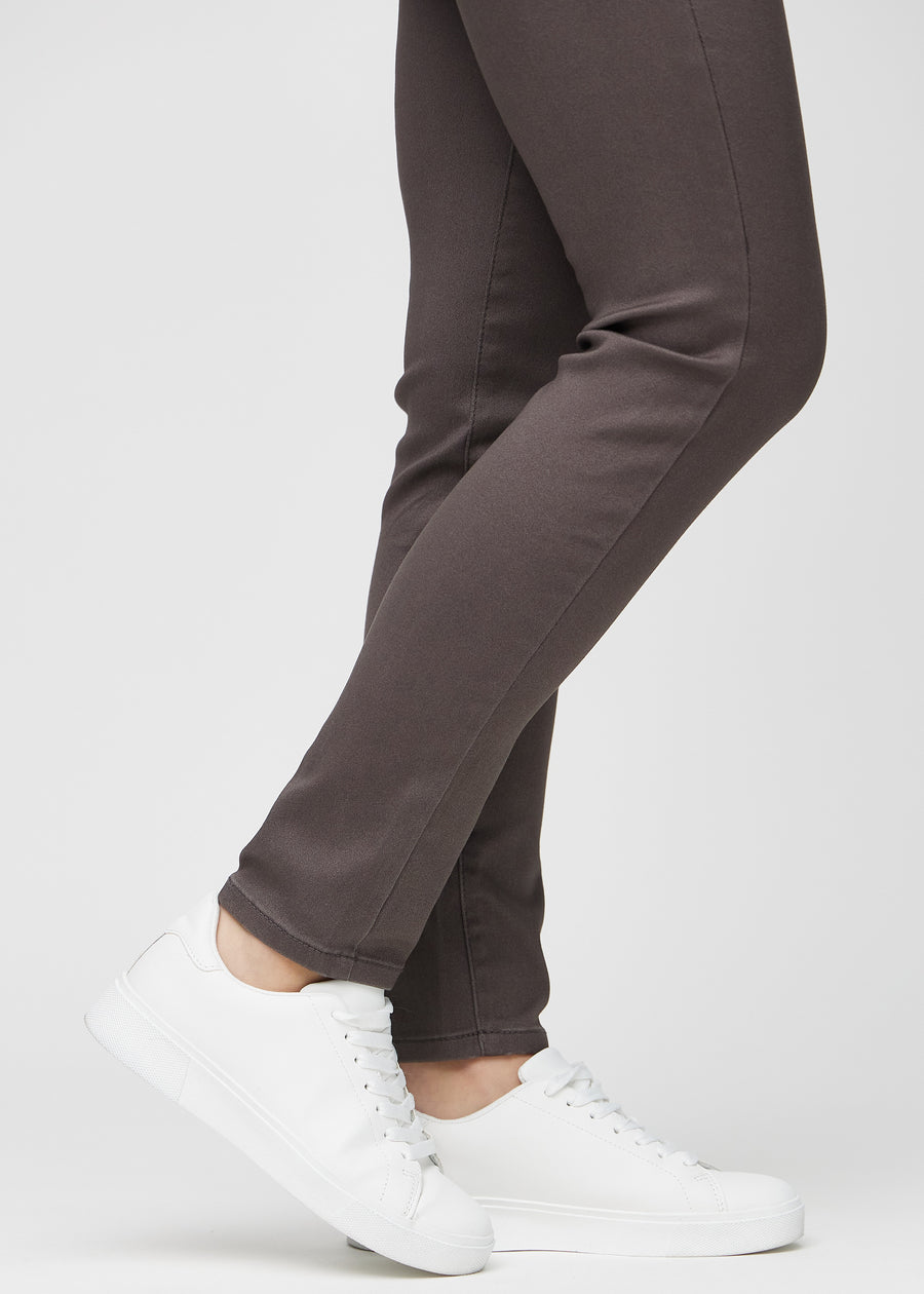 Slim jeans for women in grey-brown, color Thunders. Close-up at the ankles on a model, showing the fit at the leg openings.