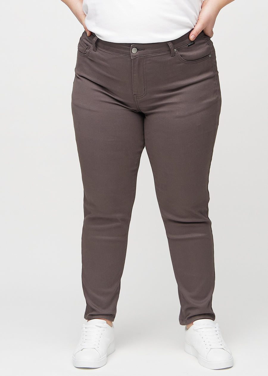 Slim jeans for women in grey-brown, color Thunders. Front view on a plus-size model, showing a close fit through the leg with a little more room at the ankle.