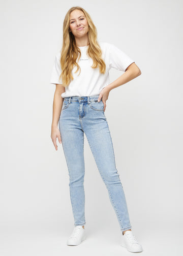 Slim jeans for women in light blue, color Waves. Full-length view of a model wearing the jeans.