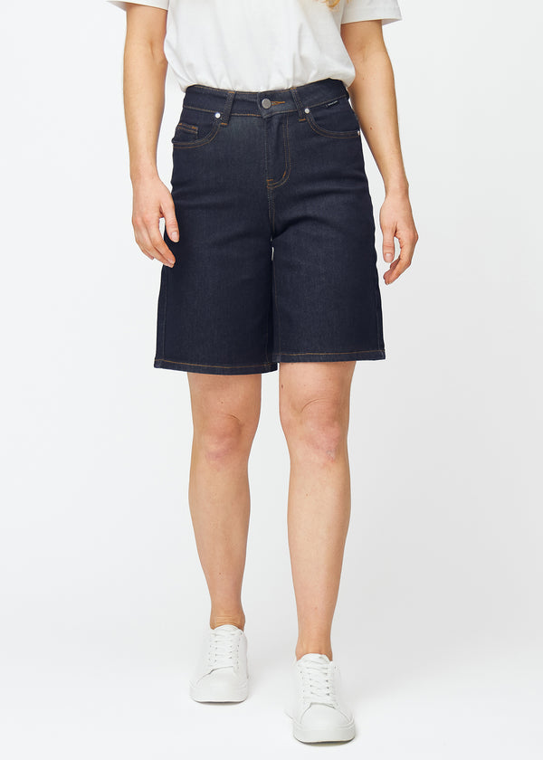 Deep dark blue denim shorts for women in the colour Midnights with a loose fit, sitting at the hips and falling loosely over the thighs, seen from the front.