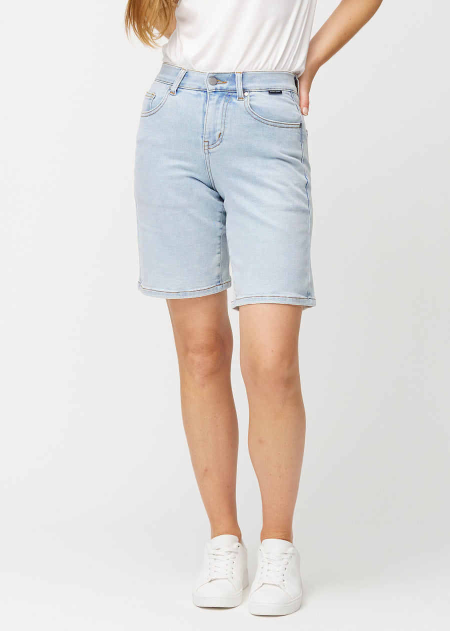 Lyseblå denimshorts til kvinder i farven Waves med middle waist og l
