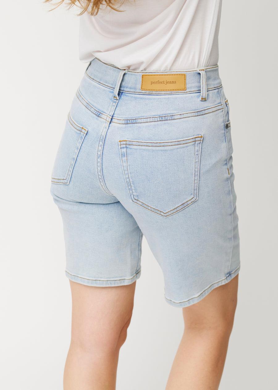 Lyseblå denimshorts til kvinder i farven Waves set bagfra tæt på for at vise pasform og detaljer.