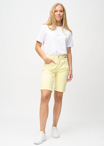 Full image of model in light yellow regular middle shorts.