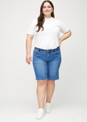 Full image of a plus-size model in denim regular middle shorts.