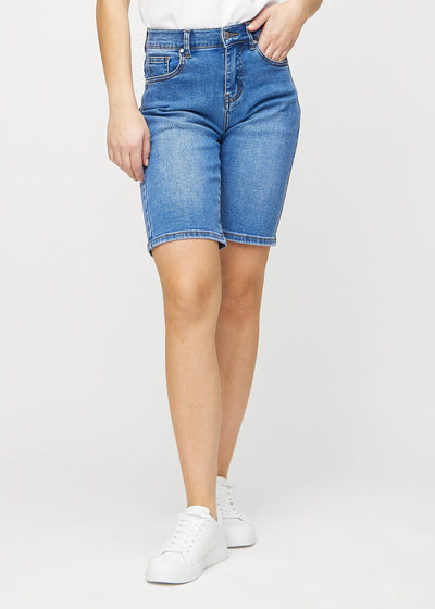 Denim regular middle shorts, model name Rivers, which fall straight down the leg and end just above the knee, seen from the front.