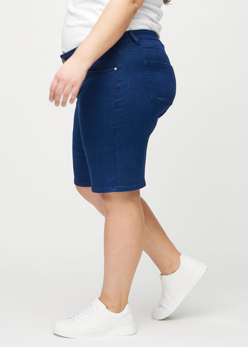 Dark blue regular middle shorts seen from the side on a plus-size model.