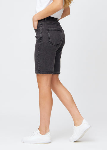 Dark grey denim regular middle shorts seen from the side on a model.