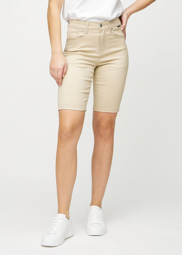 Beige skinny middle shorts, model name Gazelles, which fit snugly around the thighs and end just above the knee, seen from the front.