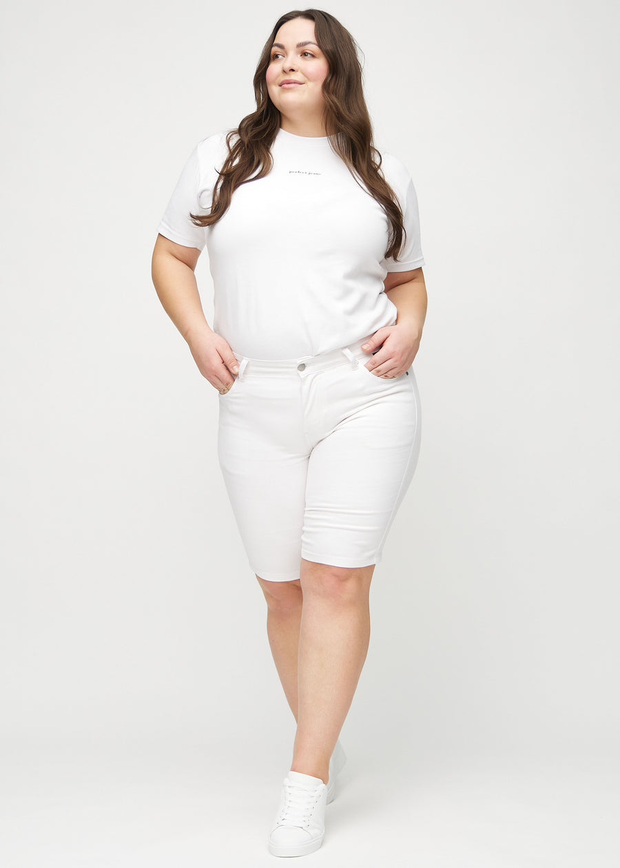 Full image of a plus-size model in white skinny middle shorts.