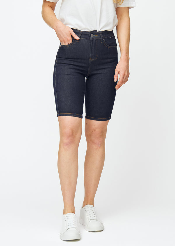 Deep dark blue denim shorts for women in the colour Midnights with a skinny fit, fitting closely at the hips and following the thighs, seen from the front.
