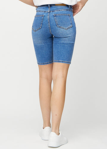 Denim skinny middle shorts seen from the back, so the entire product can be seen.
