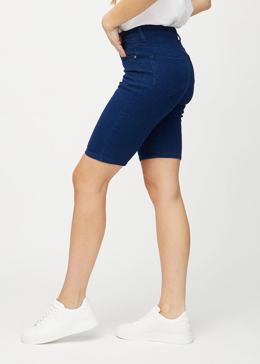 Dark blue skinny middle shorts seen from the side on a model.