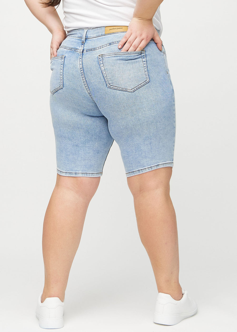 Light denim skinny middle shorts seen from the back on a plus-size model, so the entire product can be seen.