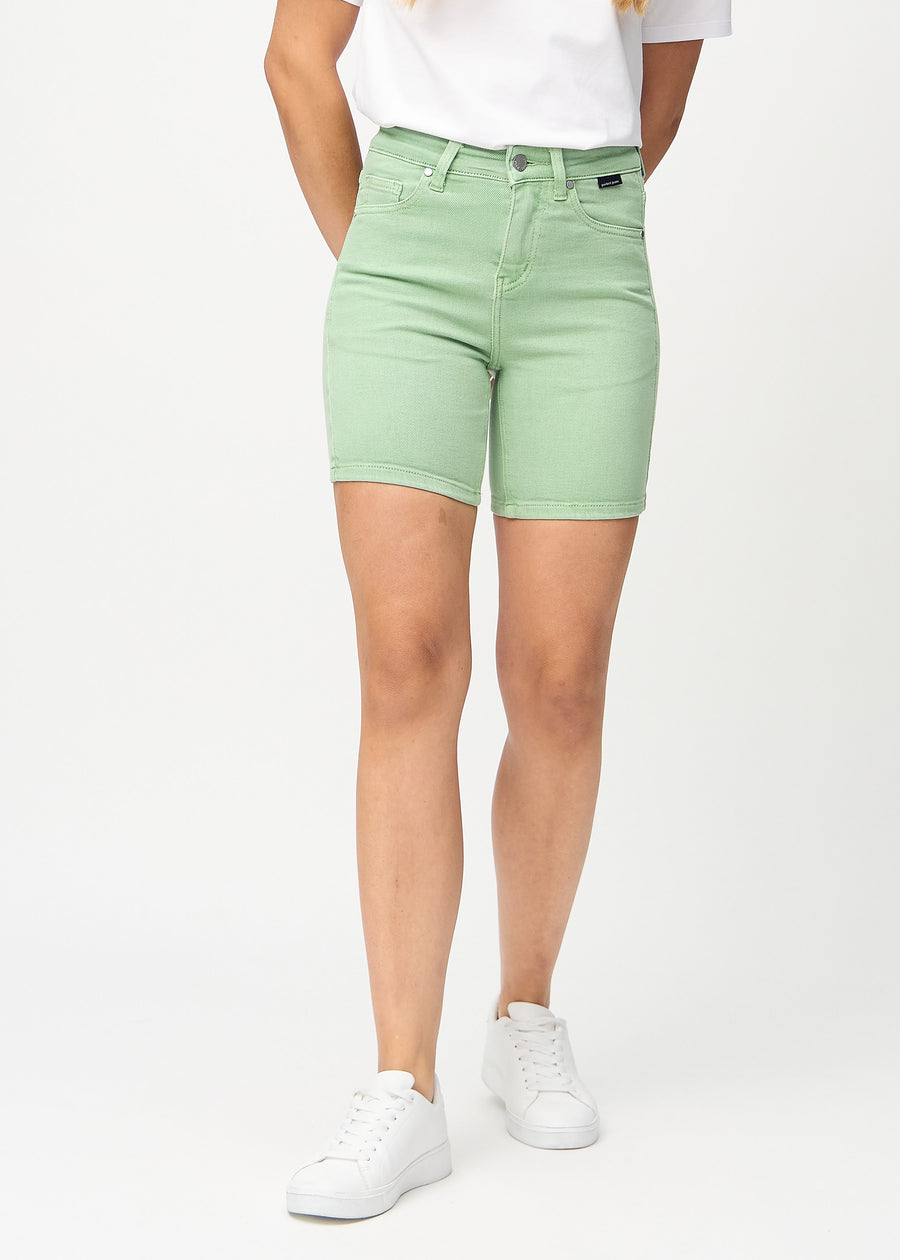 Light green skinny short shorts, model name Mints, which fit tightly and end mid-thigh, seen from the front.