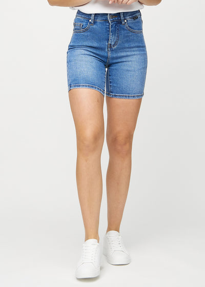 Denim skinny short shorts, model name Rivers, with a tight fit and ending mid-thigh, seen from the front.
